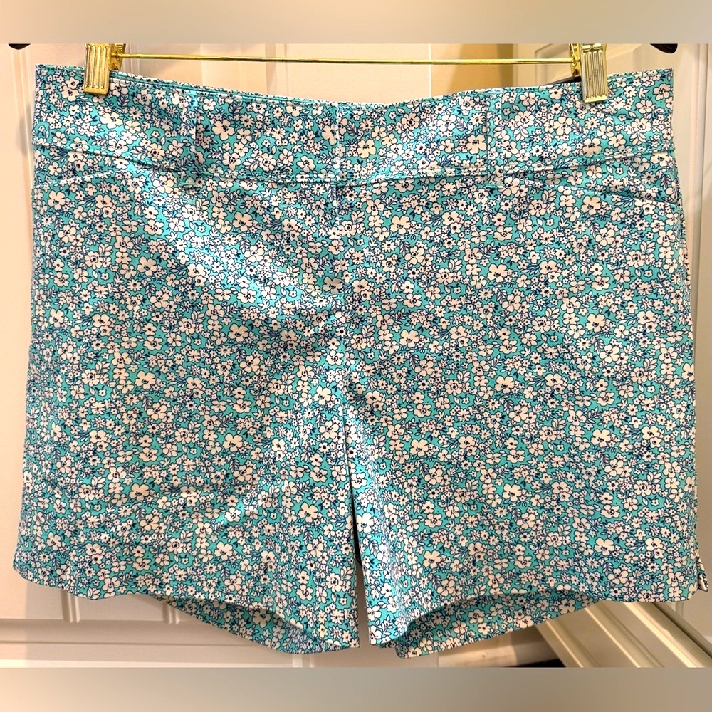 New With Tags—The Limited “Tailored Short in Ditsy Capri Floral Print”—Size 8